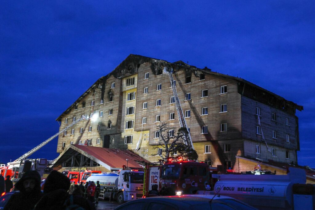 Opt persoane condamnate la închisoare pe viață pentru incendiul mortal dintr-un hotel din Turcia