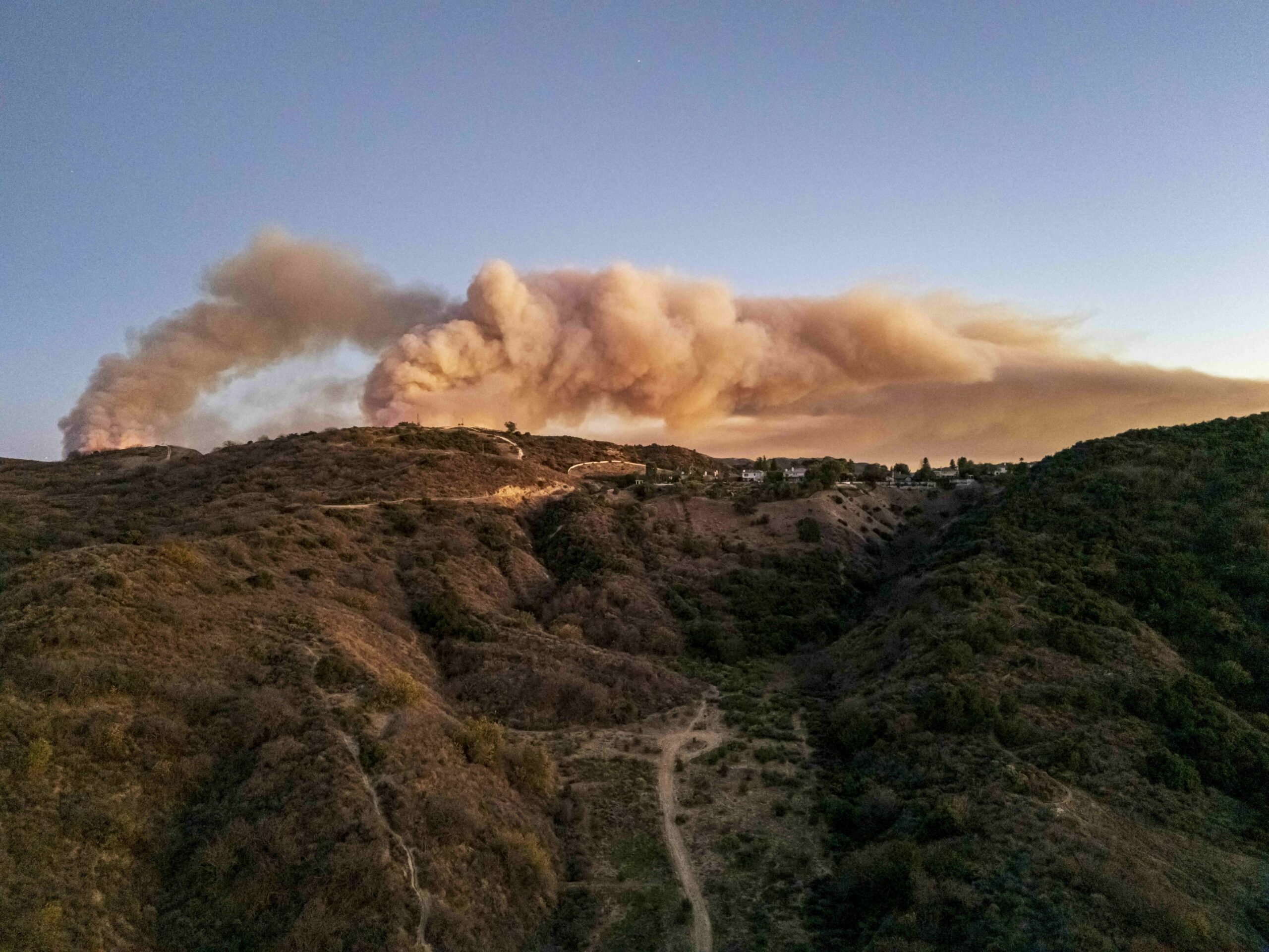 Poza pentru articolul Peste 17.000 de persoane au fost evacuate din California în urma incendiilor de vegetație