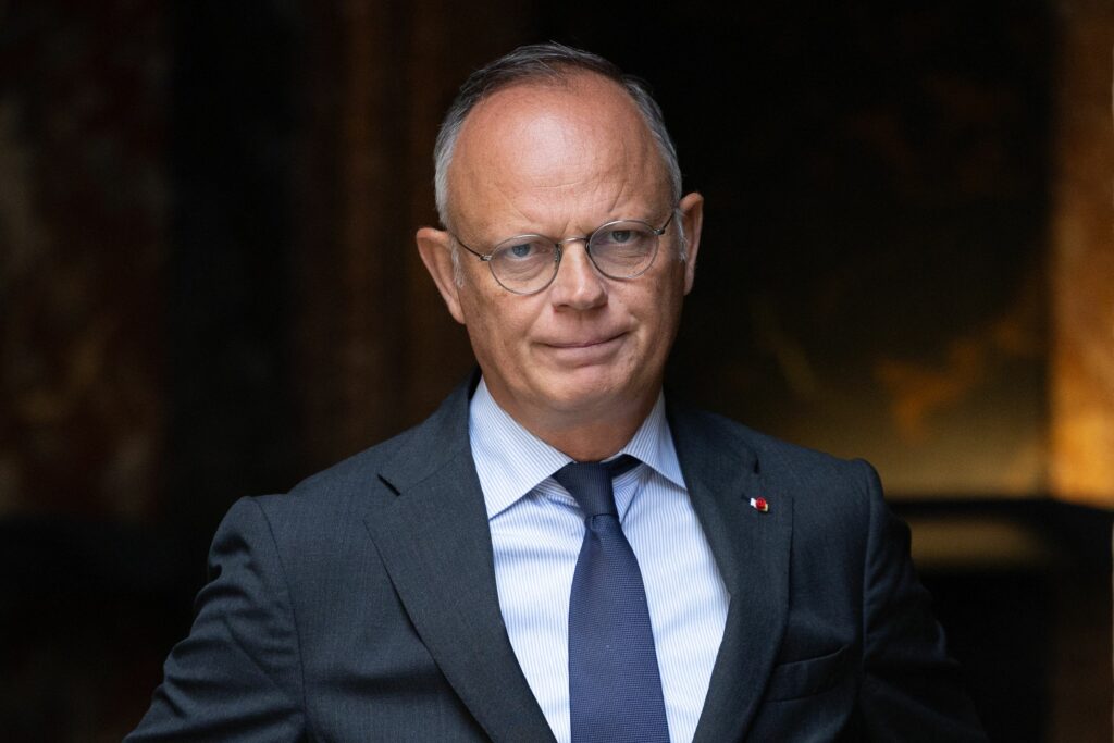 Un fost premier francez lansează critici la adresa lui Macron: „Ar trebui să demisioneze”