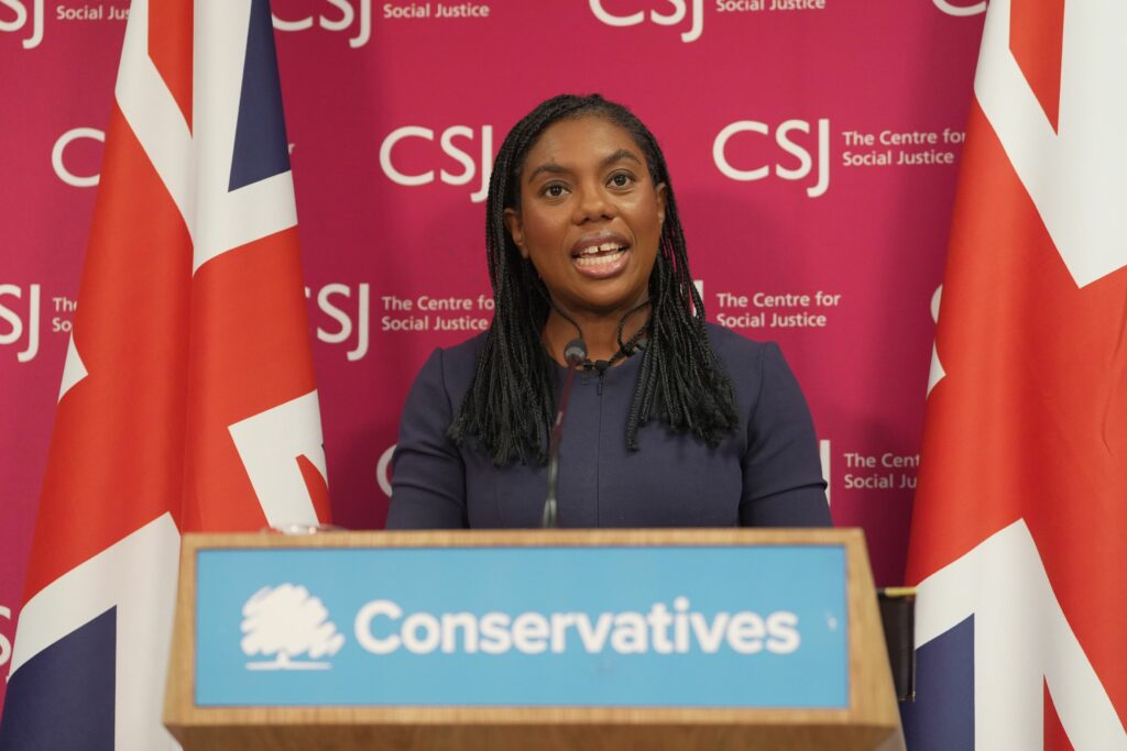 Partidul Conservator din Marea Britanie promite măsuri dure împotriva imigrației ilegale, pe modelul din SUA