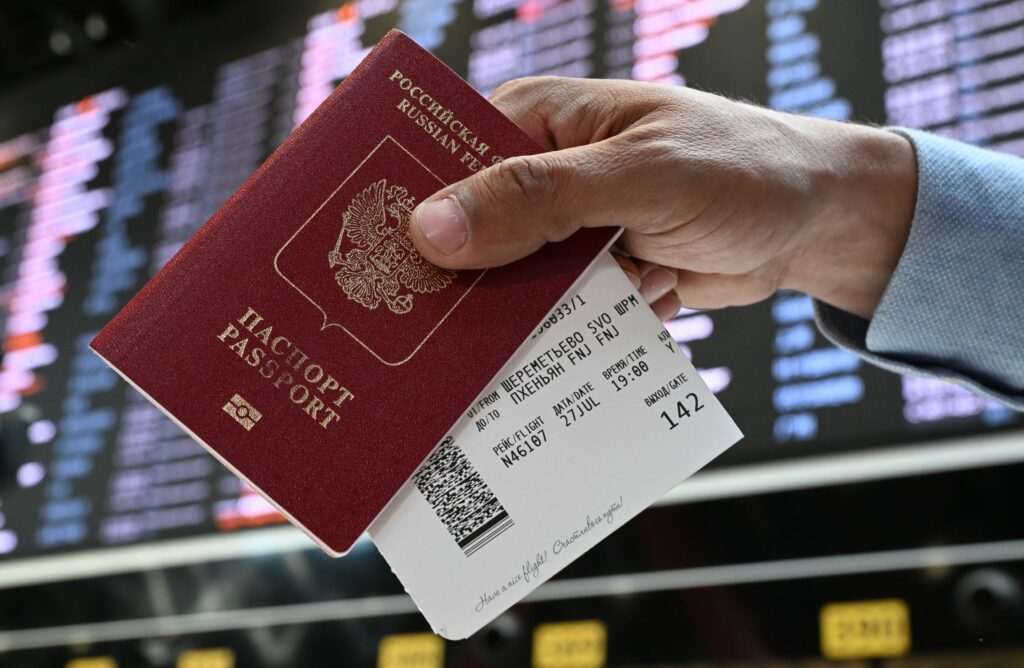 FT: Țările UE au convenit să restricționeze călătoriile diplomaților ruși pe fondul creșterii activității de spionaj