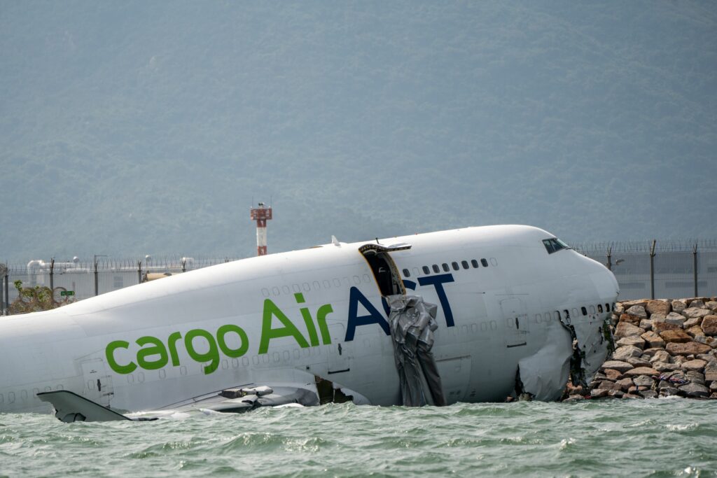 Epava principală a avionului cargo, recuperată după prăbușirea mortală la Hong Kong