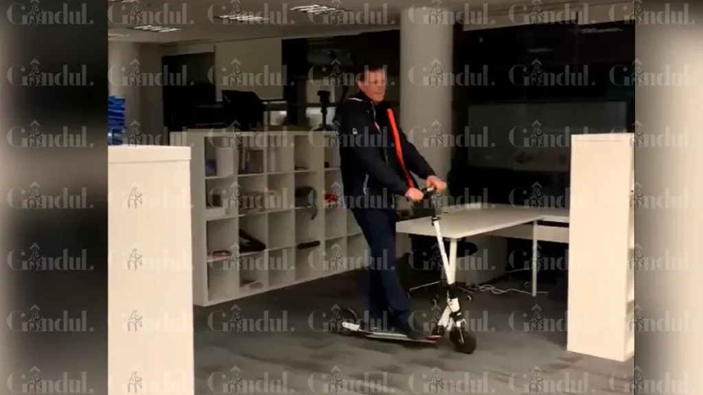 Moșteanu pe două roți prin sediul USR. Filmat în fostul sediu de campanie al Elenei Lasconi