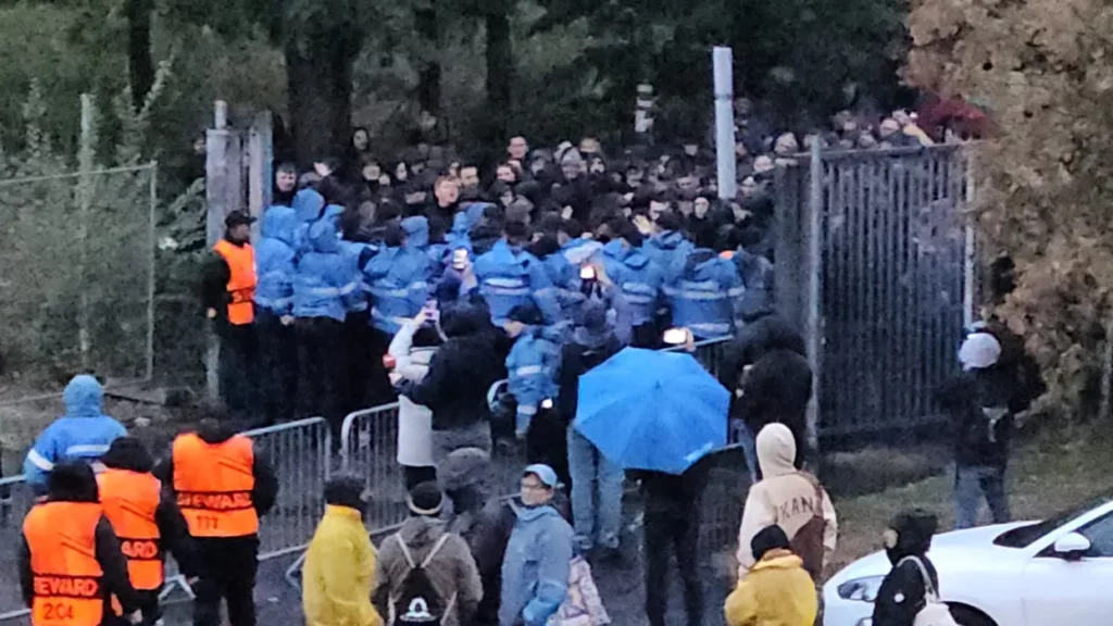 Tensiuni majore la FCSB – Young Boys. Suporterii elvețieni au făcut scandal, jandarmii au intervenit în forță cu câini