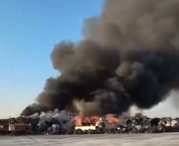 Incendiul de la depozitul de deșeuri din Prahova: Pompierii intervin cu 7 autospeciale