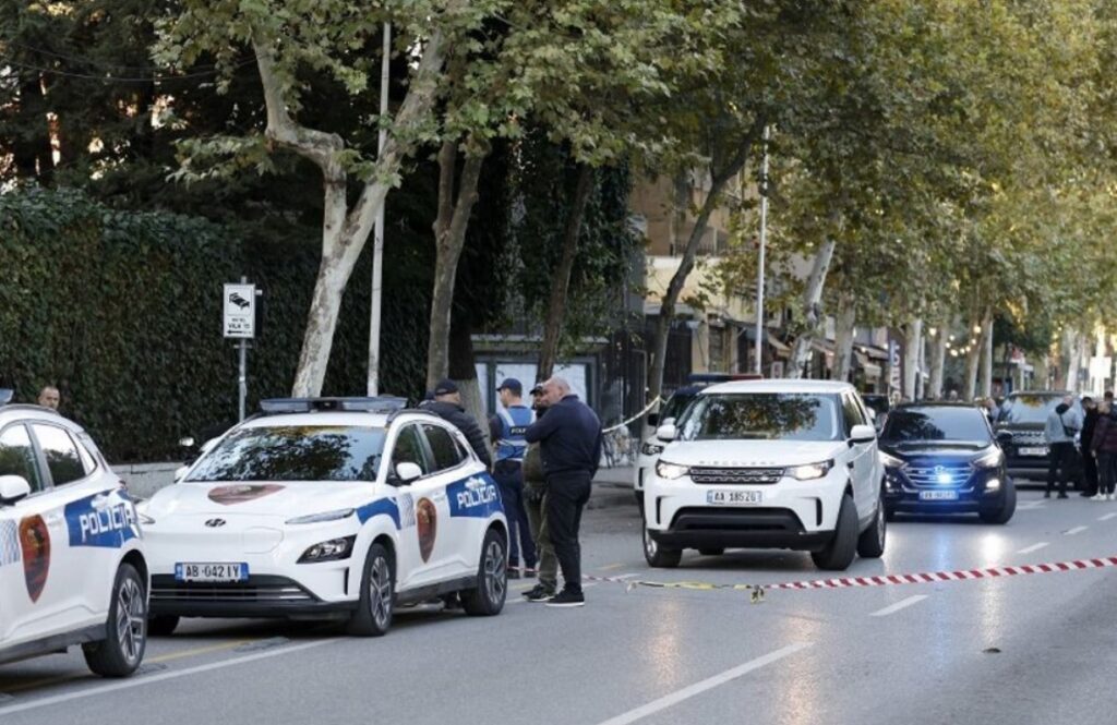 Atac armat într-o sală de judecată din Albania: Un judecător a fost ucis la Tirana, alte persoane rănite