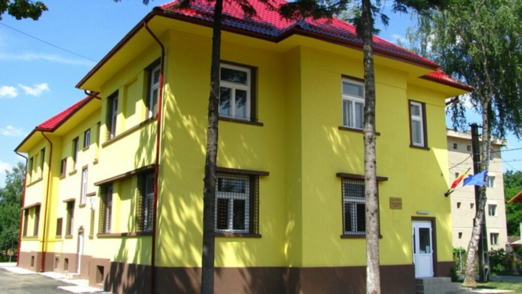 Doi părinți din Arad, acuzați că și-au abuzat copiii ani la rând