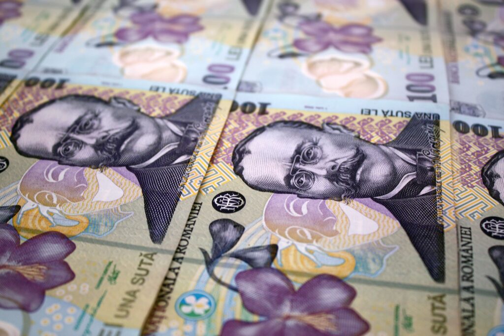 Inspector antifraudă prins în flagrant în timp ce primea mită de 3.000 de lei