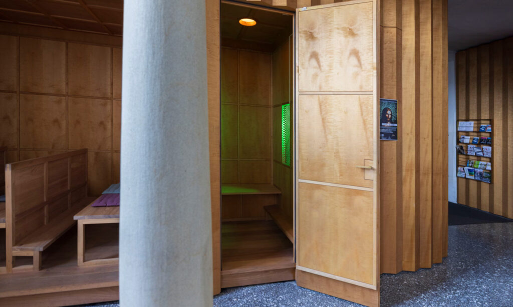 O biblie queer a fost furată din capela Sf. Petru din Lucerna / Este al doilea incident de acest tip, de la începutul anului