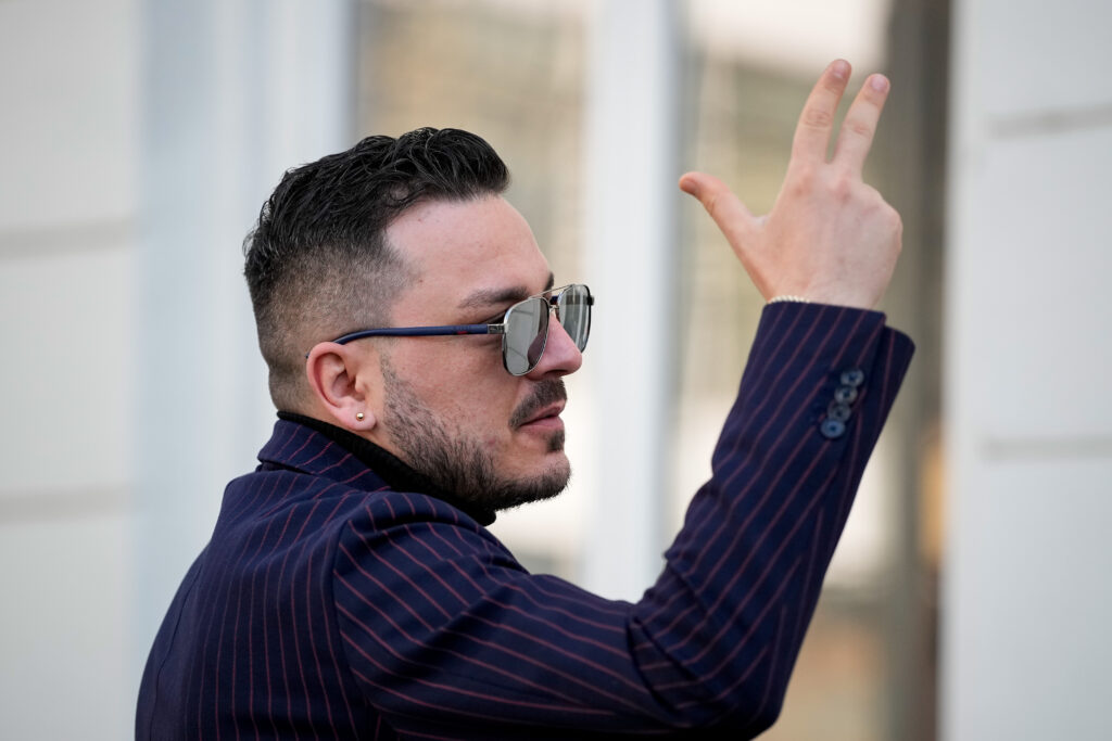 Makaveli, influencer și candidat la Primăria Capitalei, a forțat perimetrul de siguranță ca să filmeze în blocul din Rahova / „Nu mai mușamalizați morții! Avem imagini cu mâini căzute, cu picioare căzute”