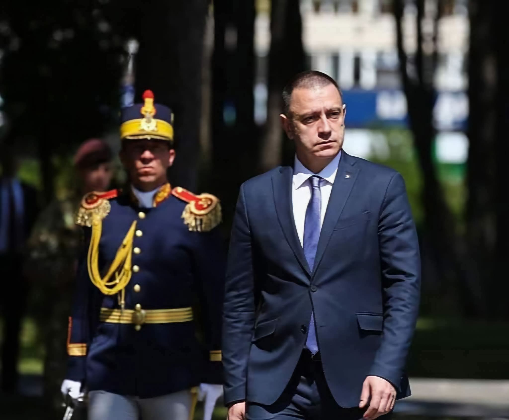 Luați-vă trotineta, domnule ministru, și plecați