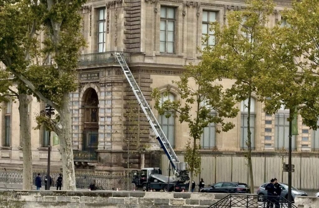 Cinci noi arestări în ancheta privind jaful bijuteriilor regale de la Luvru