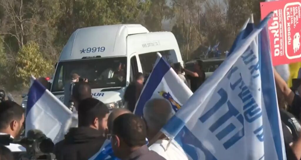 Primii șapte dintre cei 20 de ostatici eliberați din Gaza, predați armatei israeliene