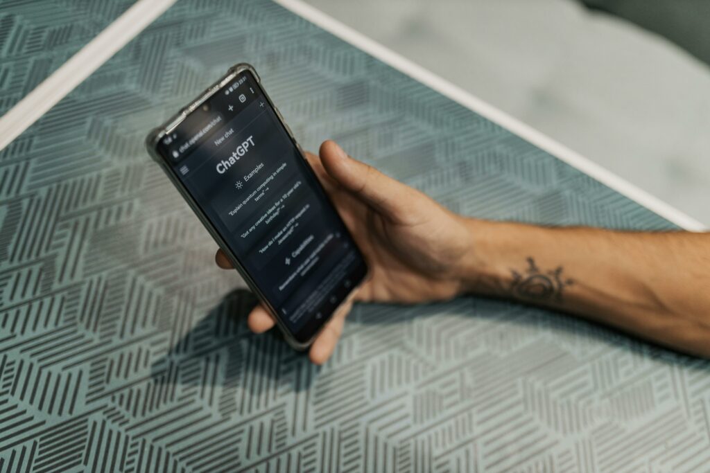 Uniunea Europeană nu știe clar cum să abordeze legal chestiunea chatGPT / 1.2 milioane de oameni vorbesc cu chatGPT despre sinucidere