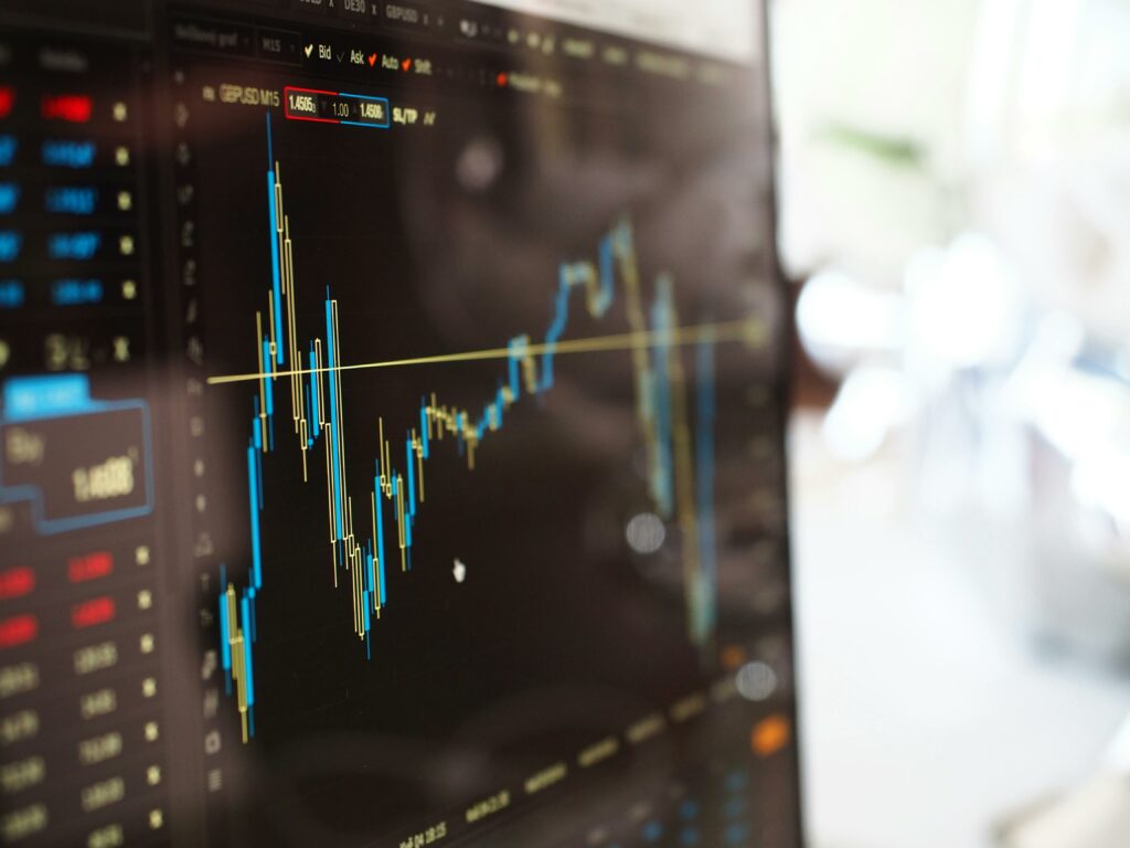 Acțiunile globale au scăzut. Investitorii așteaptă rezultatul vizitei lui Trump în China