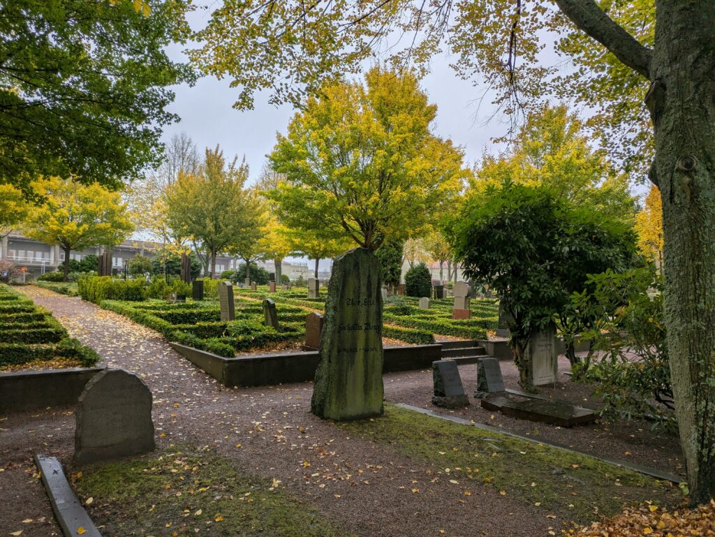 Cimitir devastat în Italia: Hoții români abandonează sute de kilograme de obiecte furate