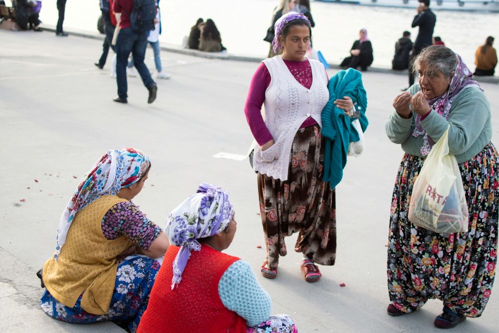 Romii din UE se confruntă cu un risc de sărăcie de patru ori mai mare decât populația generală