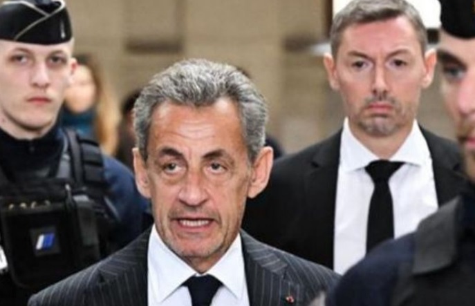 Fostul președinte francez Nicolas Sarkozy, amenințat cu moartea la sosirea în închisoare. Ce i-au strigat de la fereastră ceilalți deținuți