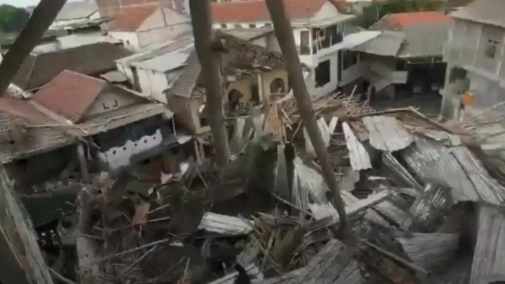 Salvatorii caută supraviețuitori după ce o școală din Indonezia s-a prăbușit peste zeci de persoane