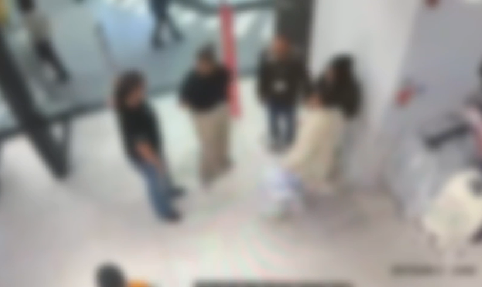 Două tinere au fost reținute după ce au furat haine dintr-un magazin din Capitală și au agresat două angajate