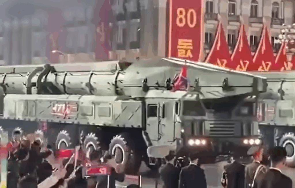 Coreea de Nord marchează 80 de ani de la înființarea Partidului Muncitorilor printr-o amplă paradă militară la Phenian. Nume importante au fost lângă Kim Jong-un