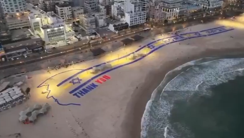 Mesaj uriaș pe plaja din Tel Aviv pentru Donald Trump: „Mulțumim!”, vizibil din avionul prezidențial