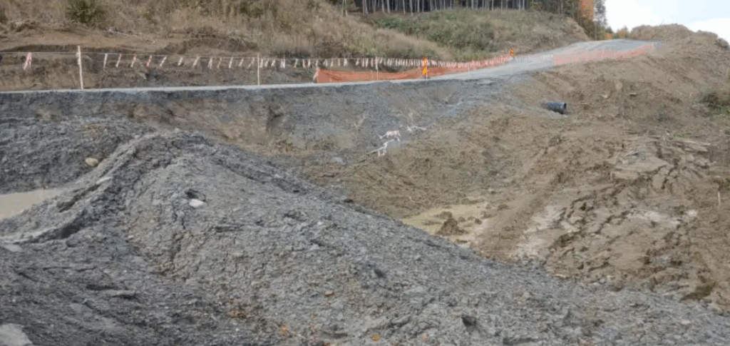 Alunecări de teren pe șantierul autostrăzii Sibiu–Pitești, în județul Vâlcea. Localnicii din Perișani spun că lucrările au destabilizat terenul