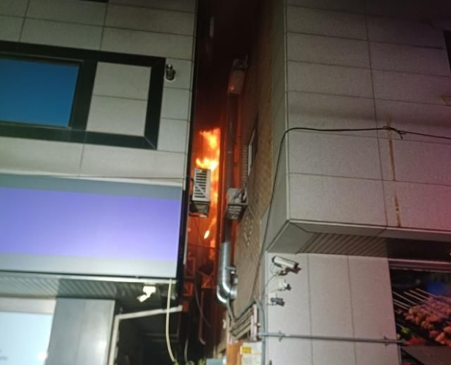 O femeie a provocat un incendiu în bloc după ce a încercat să ardă un gândac. O vecină a murit