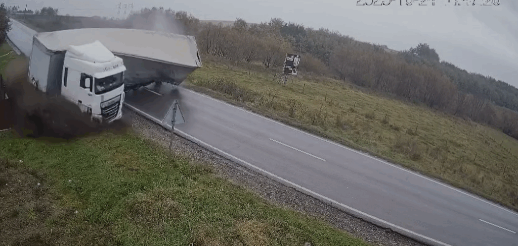 Accident grav în Iași. TIR răsturnat peste un autoturism. Momentul impactului