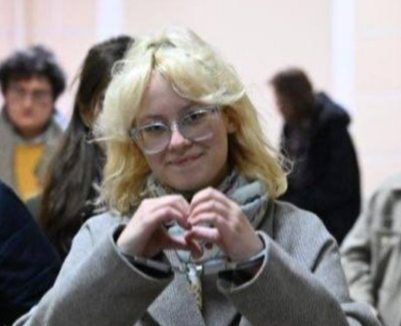 O tânără cântăreață din Rusia, pedepsită pentru „discreditarea” armatei, riscă noi acuzații