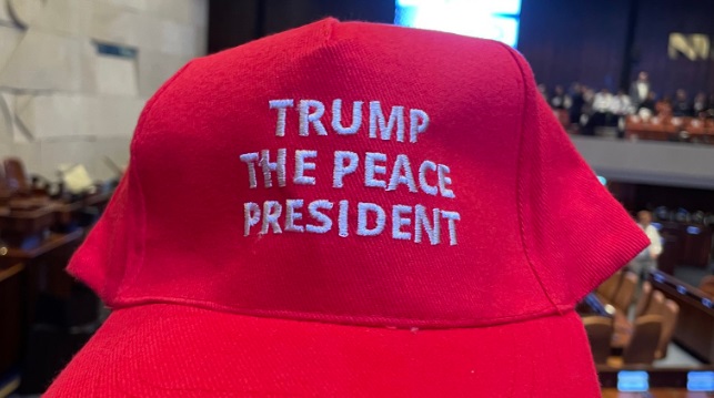 Trump, primit cu șepci în stil MAGA în Knesset: „Trump, președintele păcii”