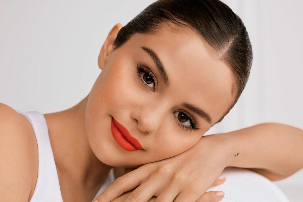 În timp ce alte vedete își retrag produsele de pe piață, Selena Gomez dă lovitura cu Rare Beauty
