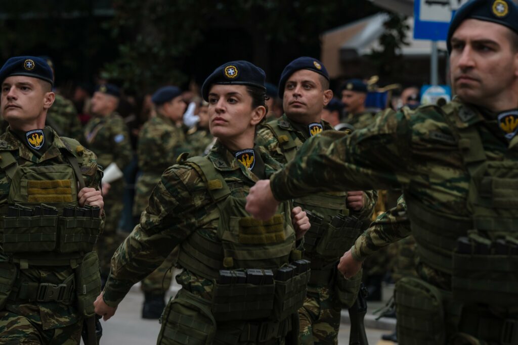 Grecia va permite înrolarea voluntară în armată a femeilor, începând cu 2026
