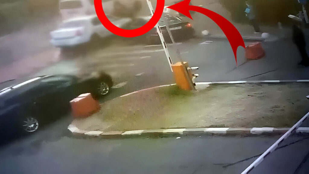 Spitalul Universitar București: Nervi și bătaie pentru un loc de parcare. Unul dintre bărbați, luat pe capotă