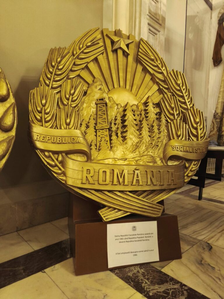 Marketing sau nostalgie? Însemnele-simbol ale României Socialiste, scoase de la naftalină și expuse în foaierul Operei Naționale