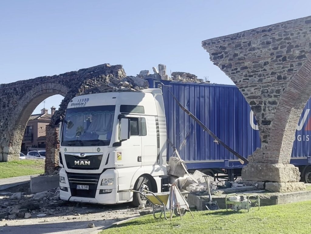 Apeduct istoric din Spania distrus de un român: Cum a reușit șoferul să intre cu TIR-ul în emblematicul monument