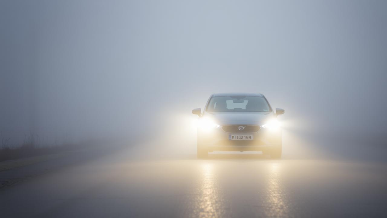 Atenție, șoferi! Vizibilitate redusă în trafic din cauza ceții în centrul și sudul țării