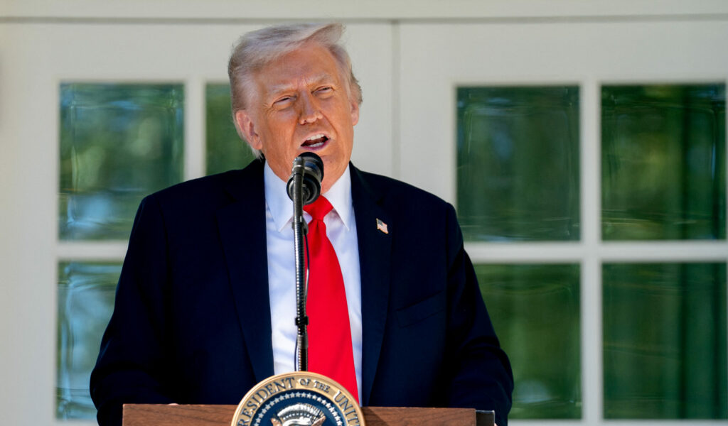 Trump încearcă să ridice blocajul impus de Biden asupra mineritului
