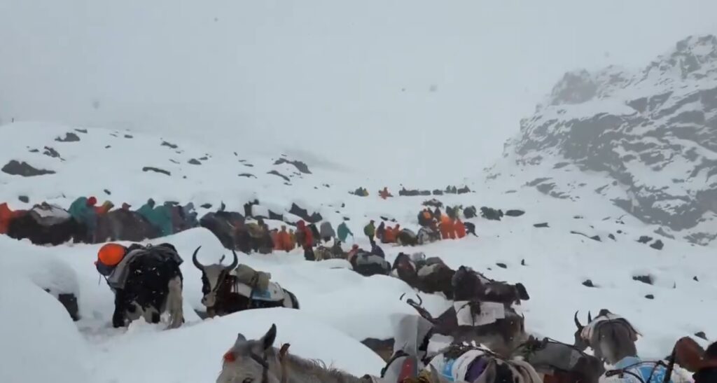Tibet: Continuă evacuarea celor peste 200 de turiști care au rămas blocați în apropierea muntelui Everest