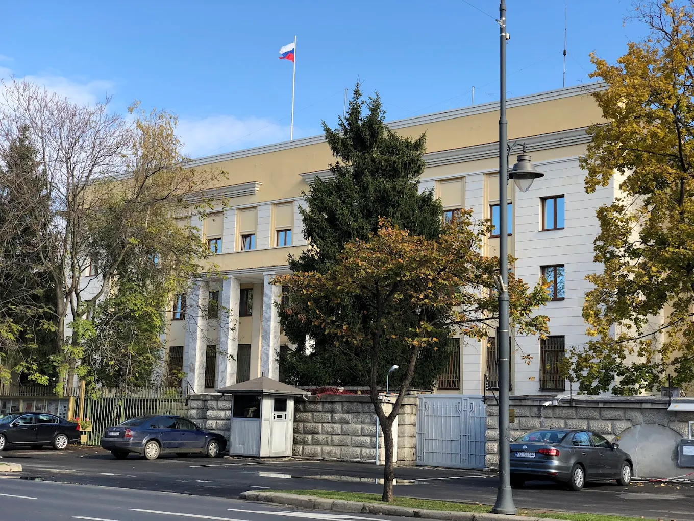 Ambasada clarifică incidentul cu bărbatul care a încercat să intre cu forța în clădire.