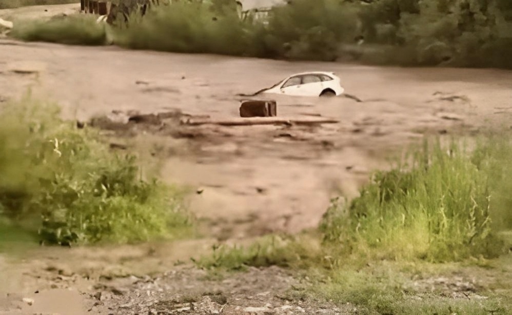 Constanța: O mașină a fost luată de viitură. O persoană a rămas blocată pe capotă