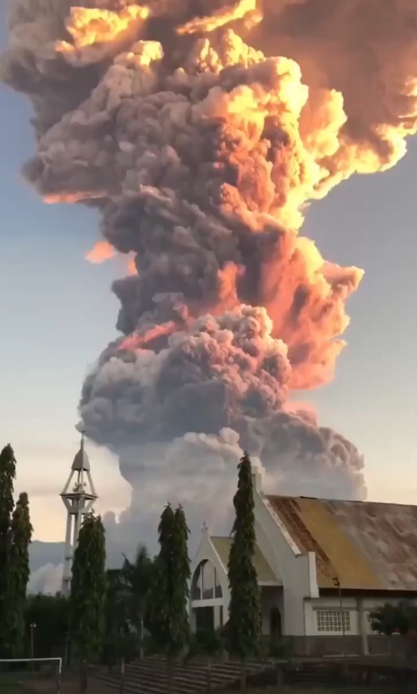 Indonezia: Vulcanul Mount Lewotobi Laki-laki a erupt. Cenușă aruncată la 10 km în atmosferă