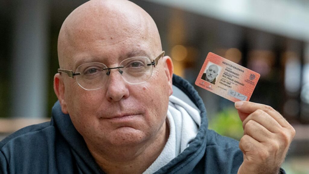 Povestea unui bărbat care se identifică cu o femeie pentru a se pensiona mai devreme