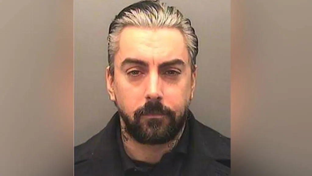 Rockerul pedofil, Ian Watkins, fostul solist al trupei Lostprophets, a fost ucis în închisoare / El fusese condamnat pentru abuz sexual asupra mai multor copii