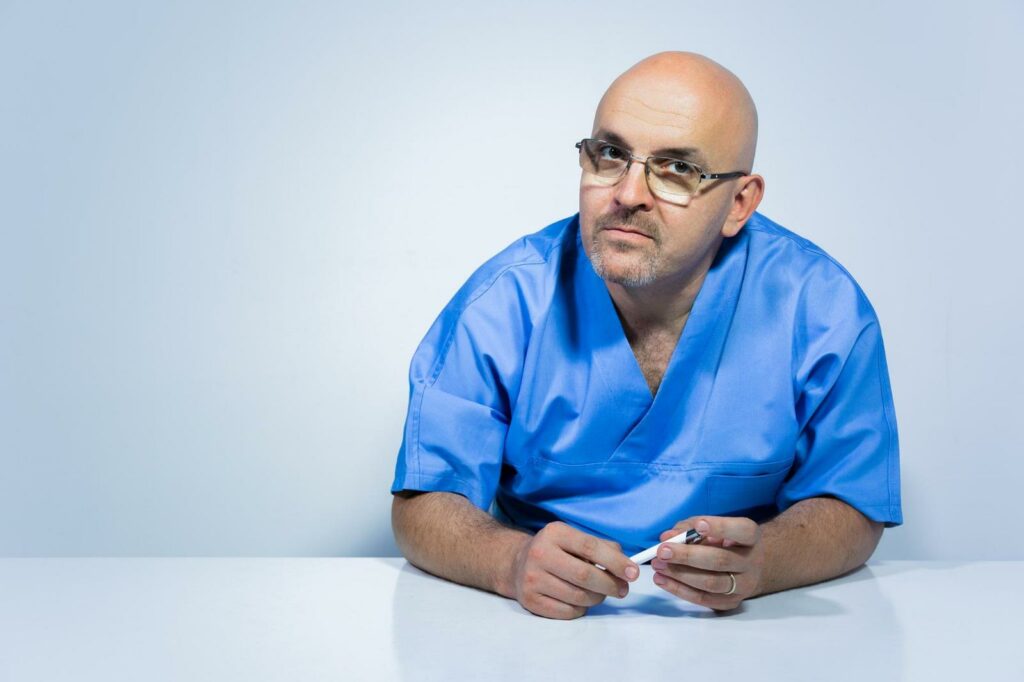 Dr. Alin Popescu: „Adicțiile sunt înlănțuite! Când prevenția a eșuat, o dependență o atrage pe alta și foarte greu mai poate fi oprit acest cerc vicios.”