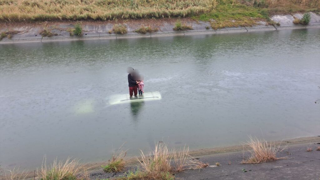 Argeș: Un bărbat și un copil au supraviețuit urcându-se pe plafonul unei mașini care a căzut în apă