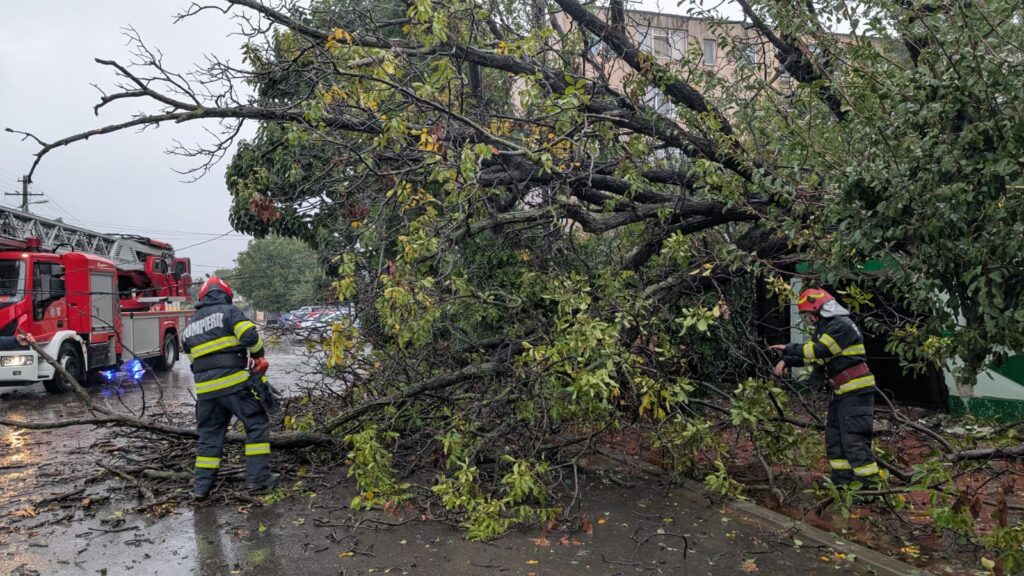 Fenomene meteo extreme: Inundații, copaci căzuți și avarii electrice în 64 de localități
