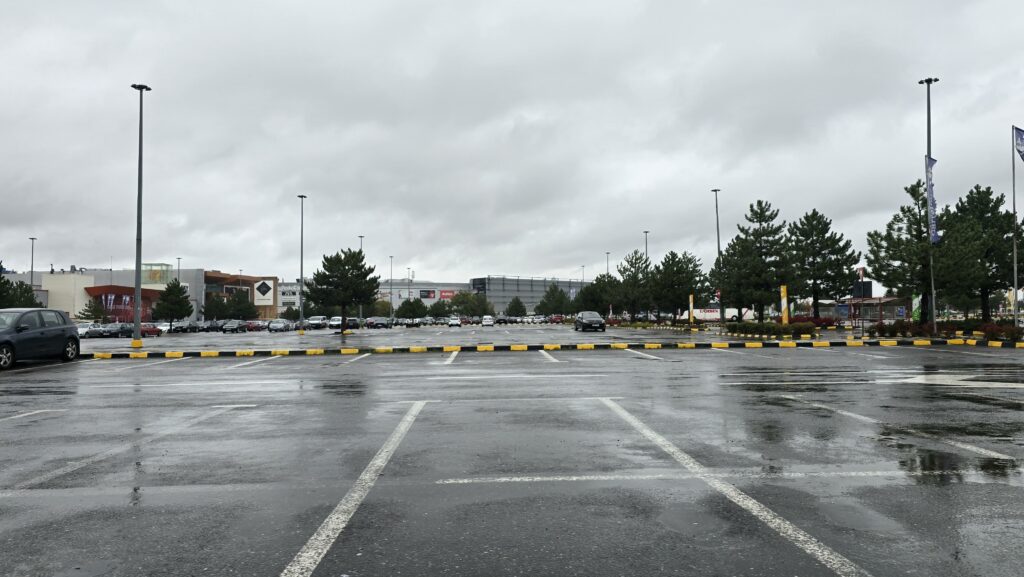 Oamenii rămân în case de teama ciclonului Barbara: mall-urile, aproape pustii