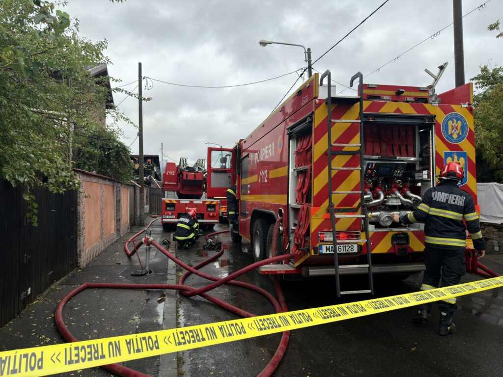 Incendiu cu flacără şi degajări mari de fum la acoperişul unor locuinţe din Capitală