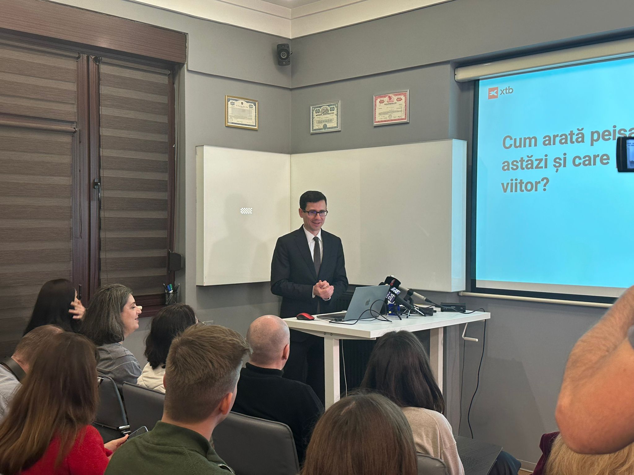 Cum pot românii să își securizeze nivelul de trai în contextul economic prognozat? Doar patru din zece angajați simt că salariul le reflectă munca (Sondaje XTB)